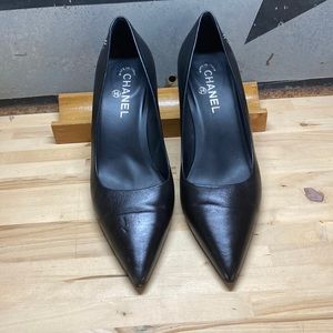 CHANEL BLACK LEATHER PUMP | SIZE 40